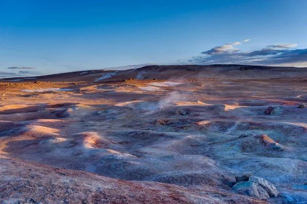 Wschód słońca o Sol de Manana geotermalnych aktywny obszar Altiplano w Bolivi — Zdjęcie stockowe