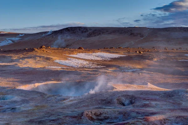 Wschód słońca o Sol de Manana geotermalnych aktywny obszar Altiplano w Bolivi — Zdjęcie stockowe