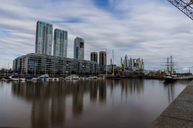 Uzun süreli pozlama Modern liman Puerto Madero bölgesinde Bueno