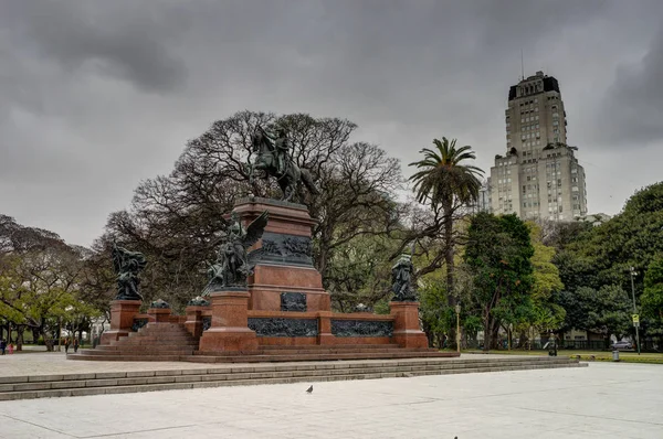 Park z drapacz gród Buenos Aires Argentyna — Zdjęcie stockowe