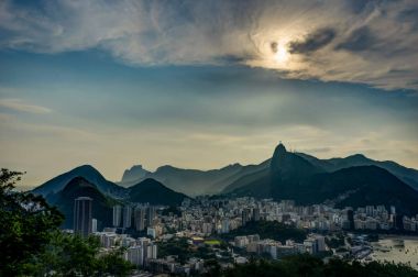 Sugarloaf dağın üzerinden günbatımı sırasında şehir Rio de Janeiro görünümünden
