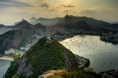 Sugarloaf dağın üzerinden günbatımı sırasında şehir Rio de Janeiro görünümünden