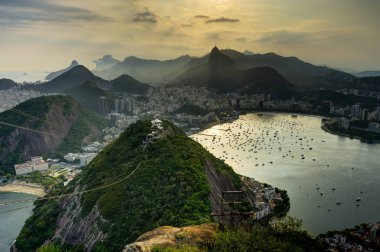 Sugarloaf dağın üzerinden günbatımı sırasında şehir Rio de Janeiro görünümünden