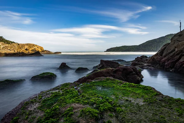 लंबे समय तक एक्सपोजर समुद्र तट Pedra दा Praia do Meio Trindade, पैराटी रियो — स्टॉक फ़ोटो, इमेज