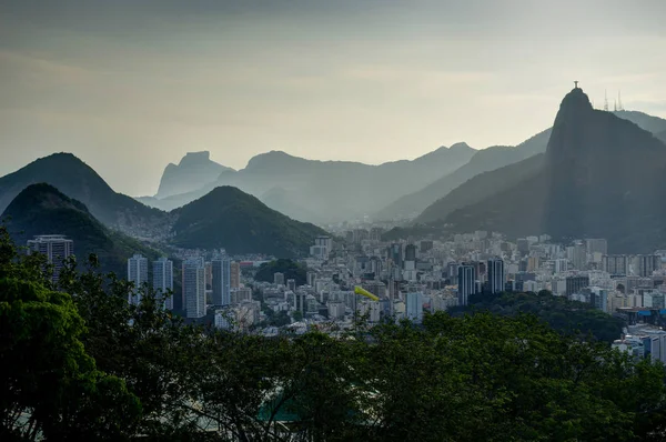 일몰 시 도시 Sugarloaf 산에서 리오 데 자네이 보기 — 스톡 사진