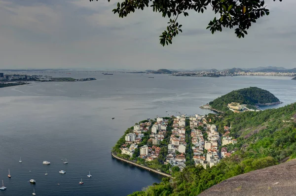 일몰 시 도시 Sugarloaf 산에서 리오 데 자네이 보기 — 스톡 사진