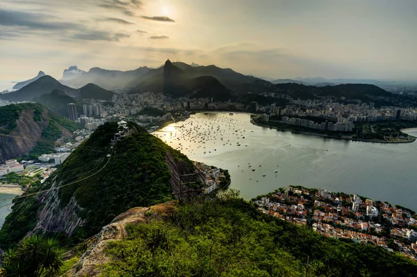 일몰 시 도시 Sugarloaf 산에서 리오 데 자네이 보기 — 스톡 사진