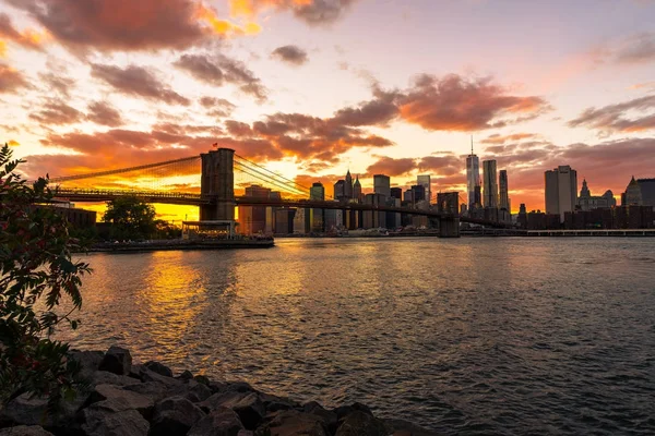 Skyline de Nueva York con el puente de Brooklyn Hudson River Manhatten Sun —  Fotos de Stock
