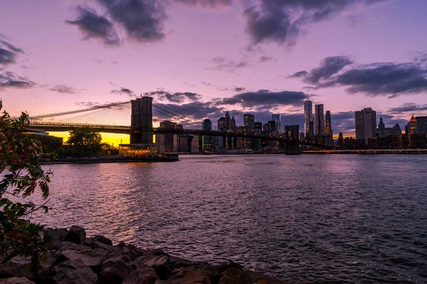 Brooklyn Köprüsü'nün Hudson Nehri Manhatten güneş ile New York Skyline — Stok fotoğraf