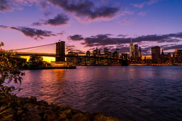 New york skyline mit brooklyn bridge hudson river manhatten twi — Stockfoto