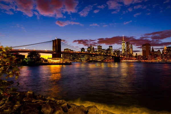 Brooklyn Köprüsü'nün Hudson Nehri Manhatten Twi ile New York Skyline — Stok fotoğraf
