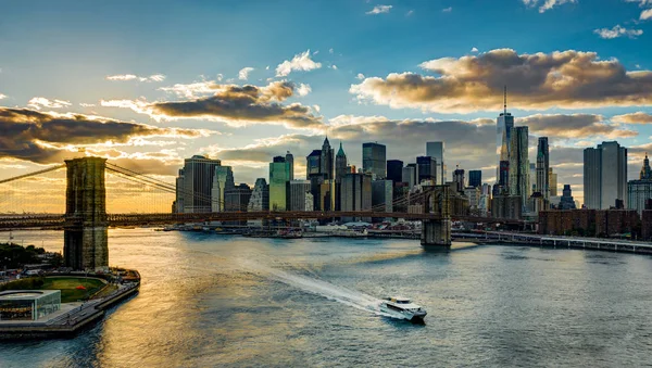 New Yorks Skyline med Brooklyn Bridge Hudsonfloden Manhatten dur — Stockfoto