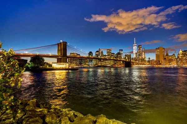 Skyline de Nueva York con Brooklyn Bridge Hudson River Manhatten Twi —  Fotos de Stock