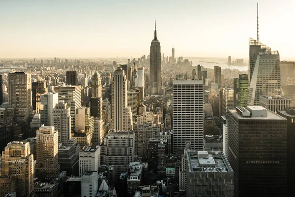 L'Empire State Building de New York dans le paysage urbain — Photo