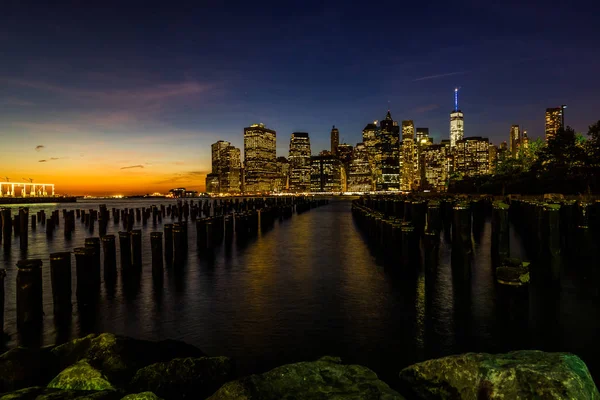 Ciudad de Nueva York Paisaje urbano Lower Manhatten World Trade Center Torre de la Libertad desde Brooklyn Bridge Park Pier —  Fotos de Stock