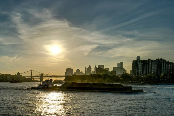 Puesta de sol de Nueva York Skyline Mahatten mundo centro comercial puente de Williamsburg —  Fotos de Stock