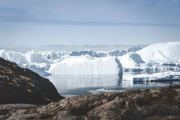 Vista verso Icefjord in Ilulissat. Facile percorso escursionistico fino al famoso ghiacciaio Kangia in Groenlandia. L'Ilulissat Icefjord visto dal punto di vista. Dichiarato Patrimonio dell'Umanità dall'UNESCO nel 2004 . — Foto Stock