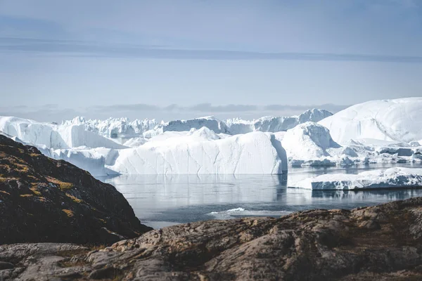 Vista para Icefjord em Ilulissat. Rota de caminhada fácil para a famosa geleira Kangia na Groenlândia. O Ilulissat Icefjord visto do ponto de vista. Declarado Património Mundial da UNESCO em 2004 . — Fotografia de Stock