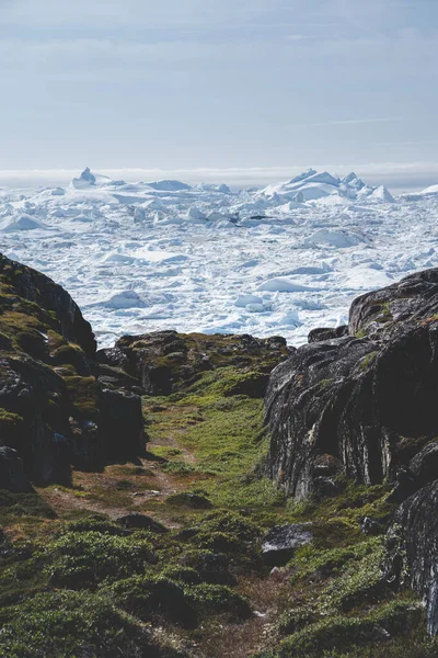 Vista hacia Icefjord en Ilulissat. Ruta de senderismo fácil hasta el famoso glaciar Kangia en Groenlandia. El Ilulissat Icefjord visto desde el punto de vista. Declarado Patrimonio de la Humanidad por la UNESCO en 2004 . —  Fotos de Stock