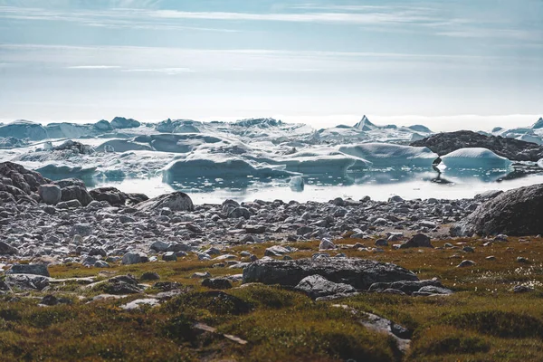 Uitzicht op Icefjord in Ilulissat. Gemakkelijke wandelroute naar de beroemde Kangia gletsjer in Groenland. Het Ilulissat Icefjord gezien vanuit het gezichtspunt. In 2004 uitgeroepen tot Unesco Werelderfgoed. — Stockfoto