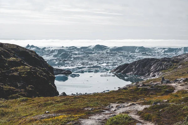 Vue vers Icefjord à Ilulissat. Route de randonnée facile vers le célèbre glacier Kangia au Groenland. Le Icefjord d'Ilulissat vu du point de vue. Inscrit au patrimoine mondial de l'UNESCO en 2004 . — Photo