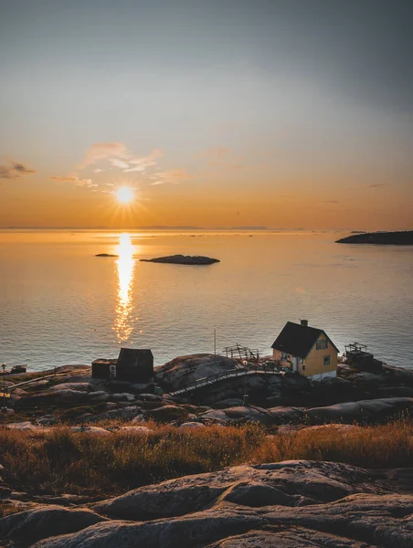 Légifotó a sarkvidéki város Ilulissat, Grönland során napkelte naplemente. Színes házak a város központjában jéghegyek a háttérben nyáron egy napsütéses napon, narancs rózsaszín ég — Stock Fotó