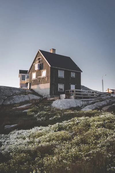 Кольоровий будинок Родебая Ілулісата, Гренландія. Це поселення розташоване на невеликому півострові, що відштовхується від материка в східній частині затоки Діско, за 22,5 км на північ від Ілулісата. — стокове фото
