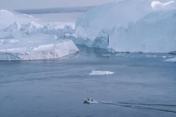 Icebergs et bateau de pêche touristique dans le paysage iceberg groenlandais d'Ilulissat icefjord avec icebergs géants. Les icebergs de la fonte des glaciers. Photo aérienne de drone de nature arctique. — Photo