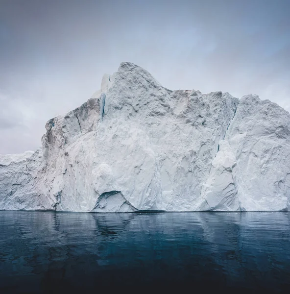 Αρκτικό τοπίο της φύσης με παγόβουνα στη Γροιλανδία icefjord με την ανατολή ηλιοβασιλέματος μεσάνυχτα στον ορίζοντα. Νωρίς το πρωί καλοκαίρι alpenglow κατά τη διάρκεια της εποχής μεσάνυχτα. Ilulissat, Δυτική Γροιλανδία. — Φωτογραφία Αρχείου