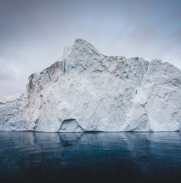 Arktická krajina s ledovci v grónském ledovci s půlnočním západem slunce na obzoru. Brzy ráno letní alpenglow během půlnoční sezóny. Ilulissat, západní Grónsko. — Stock fotografie