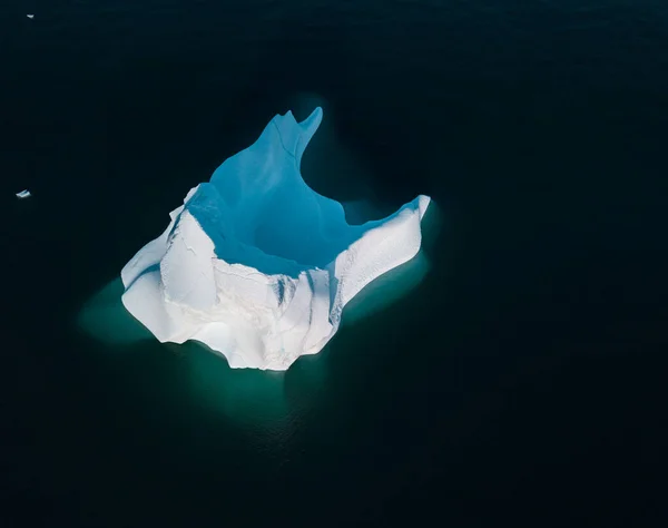 Egy hatalmas méretű jéghegy egy kastély formájában, felülről nézve az antennán. Az Arctica-i Grönland hideg vizeiben úszik. Türkiz és kék szín. — Stock Fotó