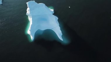 Grönland 'daki buzullardan gelen buzdağı ve buz dağları. Ilulissat 'taki buzdağlarının insansız hava aracı görüntüleri. İklim değişikliği ve küresel ısınmadan etkilendi.