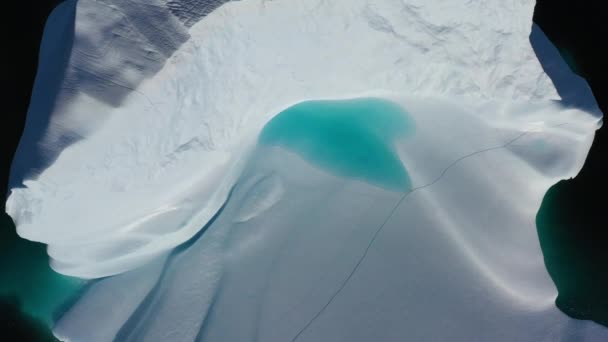 Närbild Smältande Blå Vatten Iceberg Flygfoto. Miljö i Antarktiska oceanen. Arktisk is Natur Landskap av global uppvärmning och klimatförändringar koncept Top Drone Skott filmer 4k Uhd — Stockvideo
