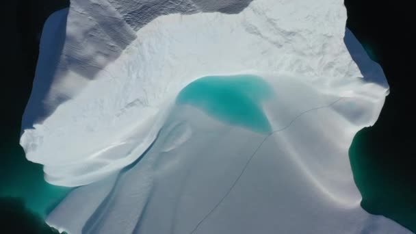 Vista aerea da un drone di enormi iceberg che galleggiano al largo della costa di un ghiacciaio in una giornata di sole a Disko Bay al largo della costa di Ilulissat, Groenlandia. Top drone girato filmato 4K UHD — Video Stock