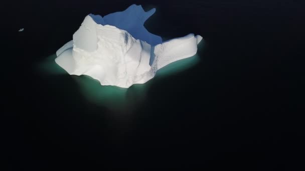Grönland 'daki buzullardan gelen buzdağı ve buz dağları. Ilulissat 'taki buzdağlarının insansız hava aracı görüntüleri. İklim değişikliği ve küresel ısınmadan etkilendi. — Stok video
