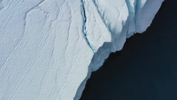 Vidéo de drone aérien icebergs géants dans la baie de Disko sur le Groenland flottant dans le fjord glaciaire d'Ilulissat depuis le glacier en fusion Glacier Sermeq Kujalleq affecté par le réchauffement climatique et le changement climatique .