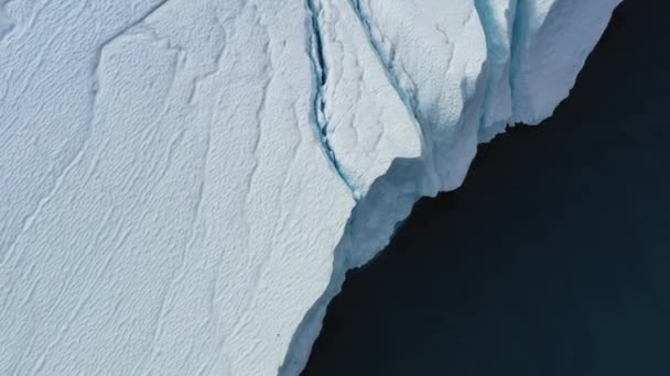 Iceberg drone aereo video- iceberg giganti nella baia di Disko sulla Groenlandia galleggiante nel ghiacciaio Ilulissat dallo scioglimento del ghiacciaio Sermeq Kujalleq Ghiacciaio colpito dal riscaldamento globale e dai cambiamenti climatici . — Video Stock