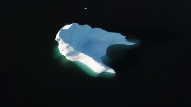 Grönland 'daki buzullardan gelen buzdağı ve buz dağları. Ilulissat 'taki buzdağlarının insansız hava aracı görüntüleri. İklim değişikliği ve küresel ısınmadan etkilendi.