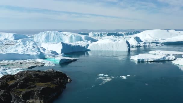 Globale Erwärmung und Klimawandel - Riesiger Eisberg vom schmelzenden Gletscher in Ilulissat, Grönland. Luftdrohne der arktischen Naturlandschaft, berühmt für ihre starke Beeinträchtigung durch die globale Erwärmung.