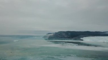 Grönland Hava Aracı 'nın Eqip Sermia' daki uçuş videosu Grönland Disko Körfezi 'ndeki Eqi Buzulu, Grönland. Ayrıca buzul eqi olarak da adlandırılır, dünya mirası, bulutlu bir günde buzun kırılması..