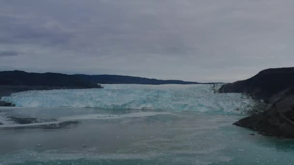 Vídeo del vuelo de Drones Aéreos de Groenlandia en Eqip Sermia, Glaciar Eqi en Groenlandia Disko Bay, Groenlandia. También se llama glaciar de parto eqi, herencia de mundo, rotura de hielo en 4K en un día nublado . — Vídeo de stock