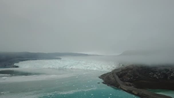 Letecké video z Grónska v Eqip Sermia, Eqi Glacier v Grónském Disko Bay, Grónsko. Také volal otelení ledovec eqi, světového dědictví, prolomení ledu ve 4k v zatažený den. — Stock video