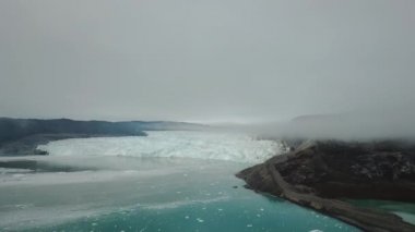 Grönland Hava Aracı 'nın Eqip Sermia' daki uçuş videosu Grönland Disko Körfezi 'ndeki Eqi Buzulu, Grönland. Ayrıca buzul eqi olarak da adlandırılır, dünya mirası, bulutlu bir günde buzun kırılması..