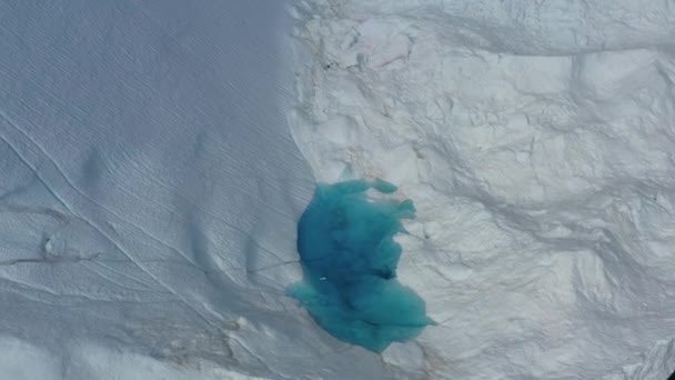 Globalne ocieplenie i zmiany klimatu - gigantyczna góra lodowa z topniejącego lodowca w Ilulissat na Grenlandii. Dron powietrzny arktycznego krajobrazu przyrody słynącego z silnego oddziaływania globalnego ocieplenia. — Wideo stockowe