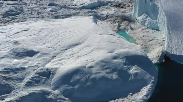 Groenlandia zoom aéreo fuera de la vista en el iceberg en el océano. Península Antártica. Los témpanos del Ártico. Daño al calentamiento global. Aumento del nivel del mar. Increíble paisaje de iceberg de arriba hacia abajo en viajes de geografía. 4k . — Vídeo de stock