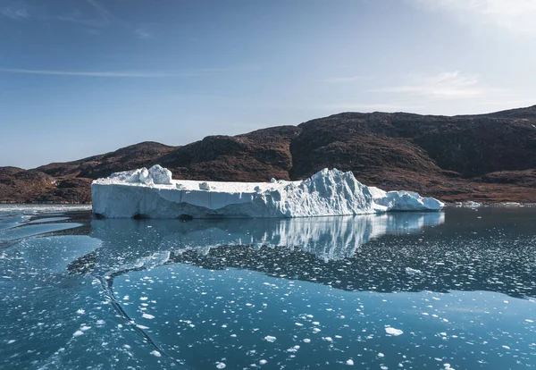 Fényes napsütés az Antarktiszon. Teljes nyugalom és a jéghegyek tükröződése a mély, tiszta vízben. Utazás a hajón a jég között. Hó és jégtakaró az Antarktisz szigetein. — Stock Fotó