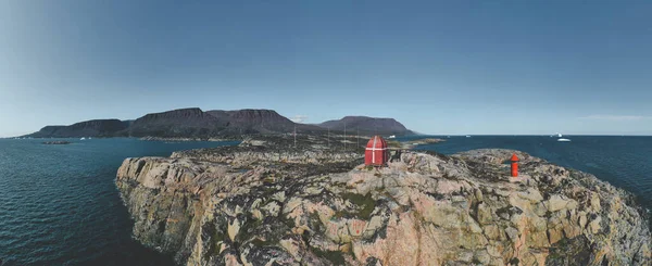 格陵兰岛Qeqertarsuaq的老木制鲸鱼了望塔。 全景图像。 Qeqertarsuaq是位于格陵兰西海岸迪斯科岛南岸的一个港口和城镇. — 图库照片