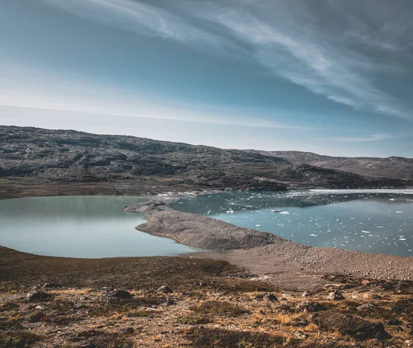 Glacier du Groenland avec glace de mer et paysage glaciaire près du glacier Eqip Sermia, Eqi dans l'ouest du Groenland près de la ville arctique d'Ilulissat. Ciel bleu par une journée ensoleillée. Glacier de vêlage . — Photo