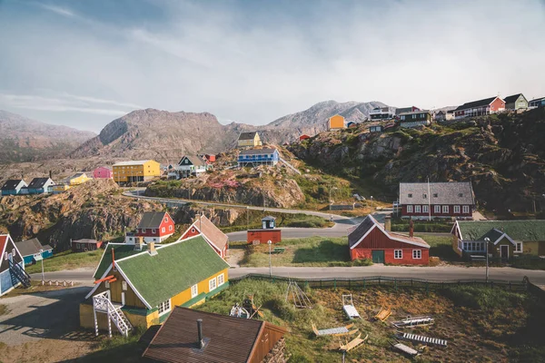 Colorida y pequeña ciudad ártica Sisimiut en Groenlandia, municipio de Qeqqata, alias Holsteinsborg. Segunda ciudad más grande de Groenlandia. Vista general de la zona portuaria y el Museo Sisimiut, una colección de —  Fotos de Stock