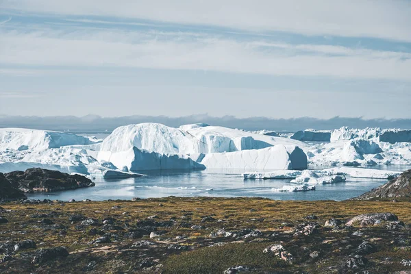 Blick zum Icefjord in Ilulissat. Leichte Wanderung zum berühmten Kangia-Gletscher in der Nähe von Ilulissat in Grönland. Der Ilulissat-Eisfjord vom Aussichtspunkt aus gesehen. Ilulissat-Eisfjord wurde zur UNESCO erklärt — Stockfoto